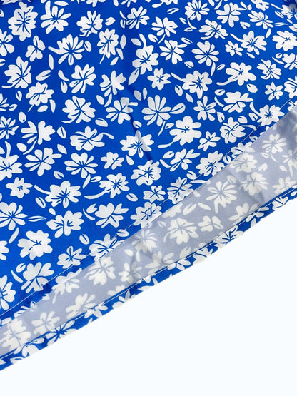 Das Cami-Kleid mit kleinen Blumendruck ist ein rückenfreies Design und dünnen Spaghettiträgern eignet sich für Strandurlaub und Sommer